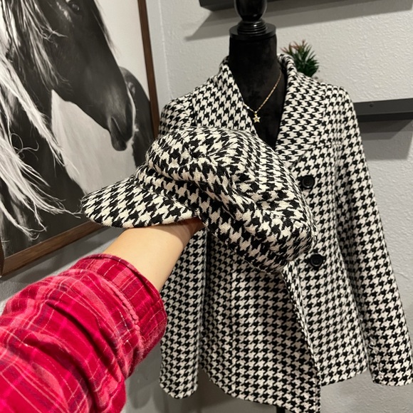 Women’s peacoat and hat - Picture 2 of 7